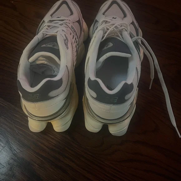 New Balance Cream and Gray Athletic Shoes 9060 - Picture 2 of 4